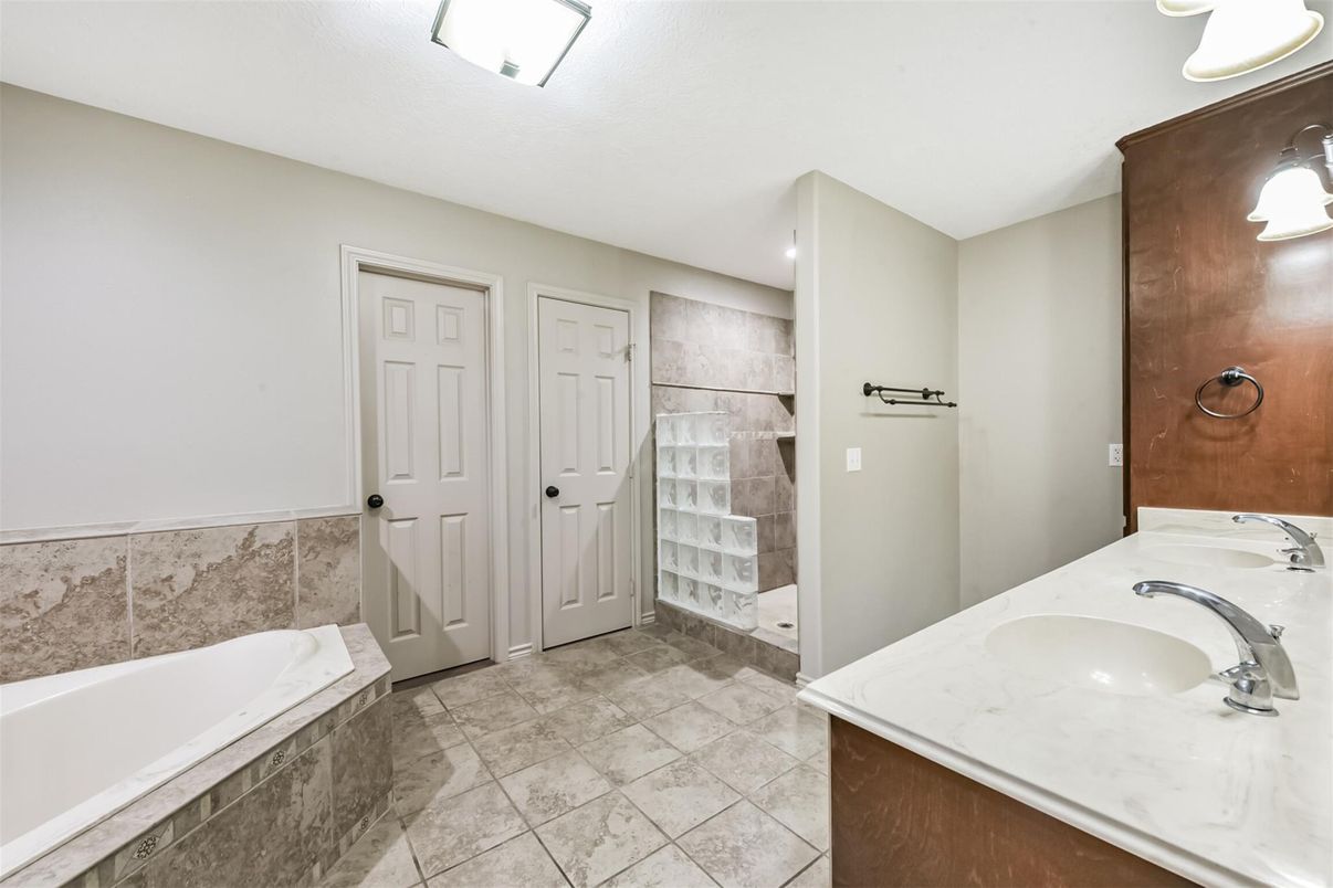 Bathroom, Dual Sink Vanities, Interior, Recessed Lighting