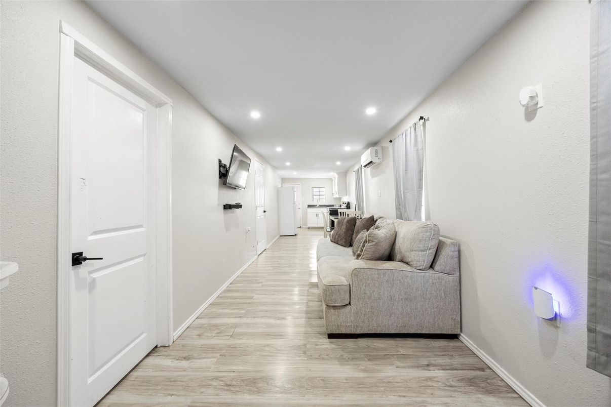 Interior, Recessed Lighting, Wood Texture Flooring