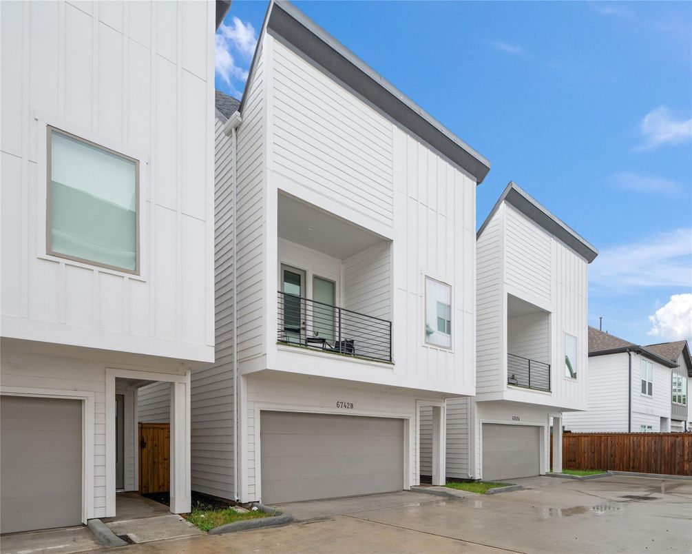 Attached, Exterior, Facade, Rowhouse