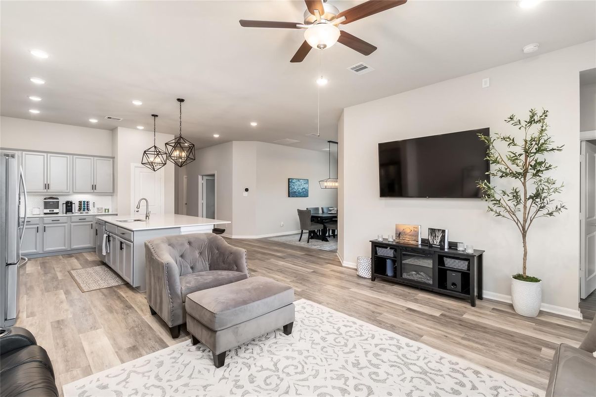 Chandelier, Dining room, Interior, Kitchen, Pendant Lights, Recessed Lighting, Wood Texture Flooring