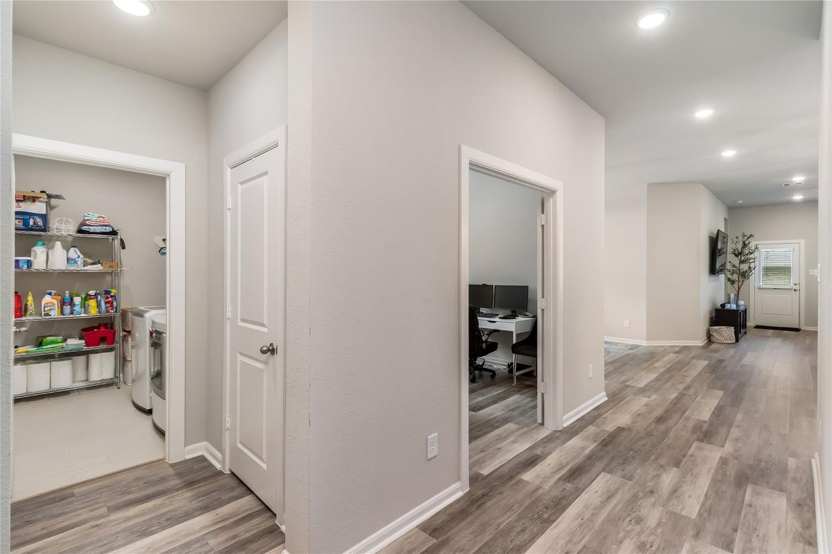 Interior, Recessed Lighting, Washer, Wood Texture Flooring