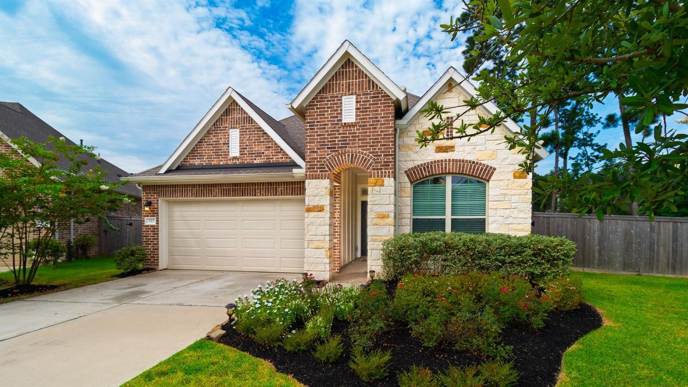 Attached, Exterior, Facade, Brick Traditional