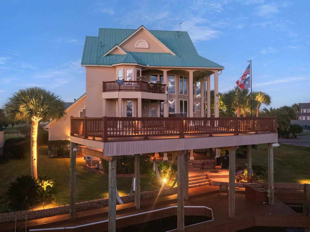 Exterior, Facade, None