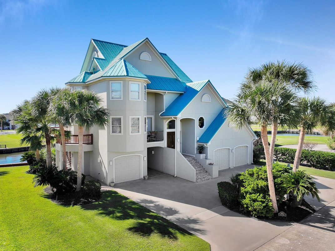 Attached, Backyard, Exterior, Facade, Water, Queen Anne Victorian