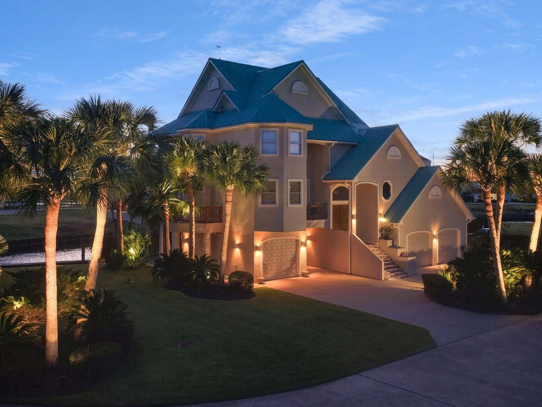 Backyard, Exterior, Facade, Queen Anne Victorian