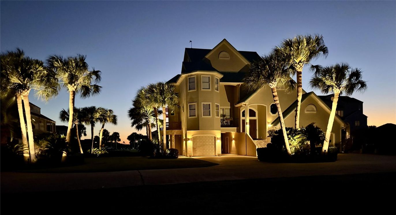 Attached, Exterior, Facade, Queen Anne Victorian