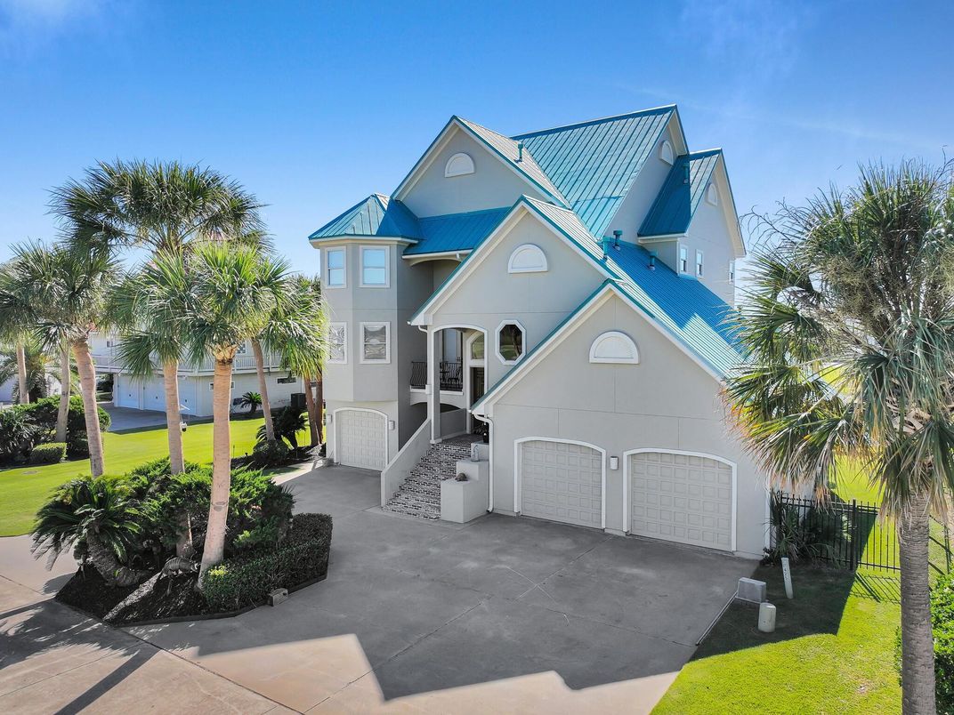Attached, Exterior, Facade, Queen Anne Victorian