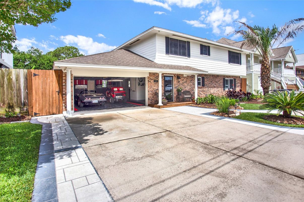 Attached, Exterior, Facade, Brick Facade, Split Level