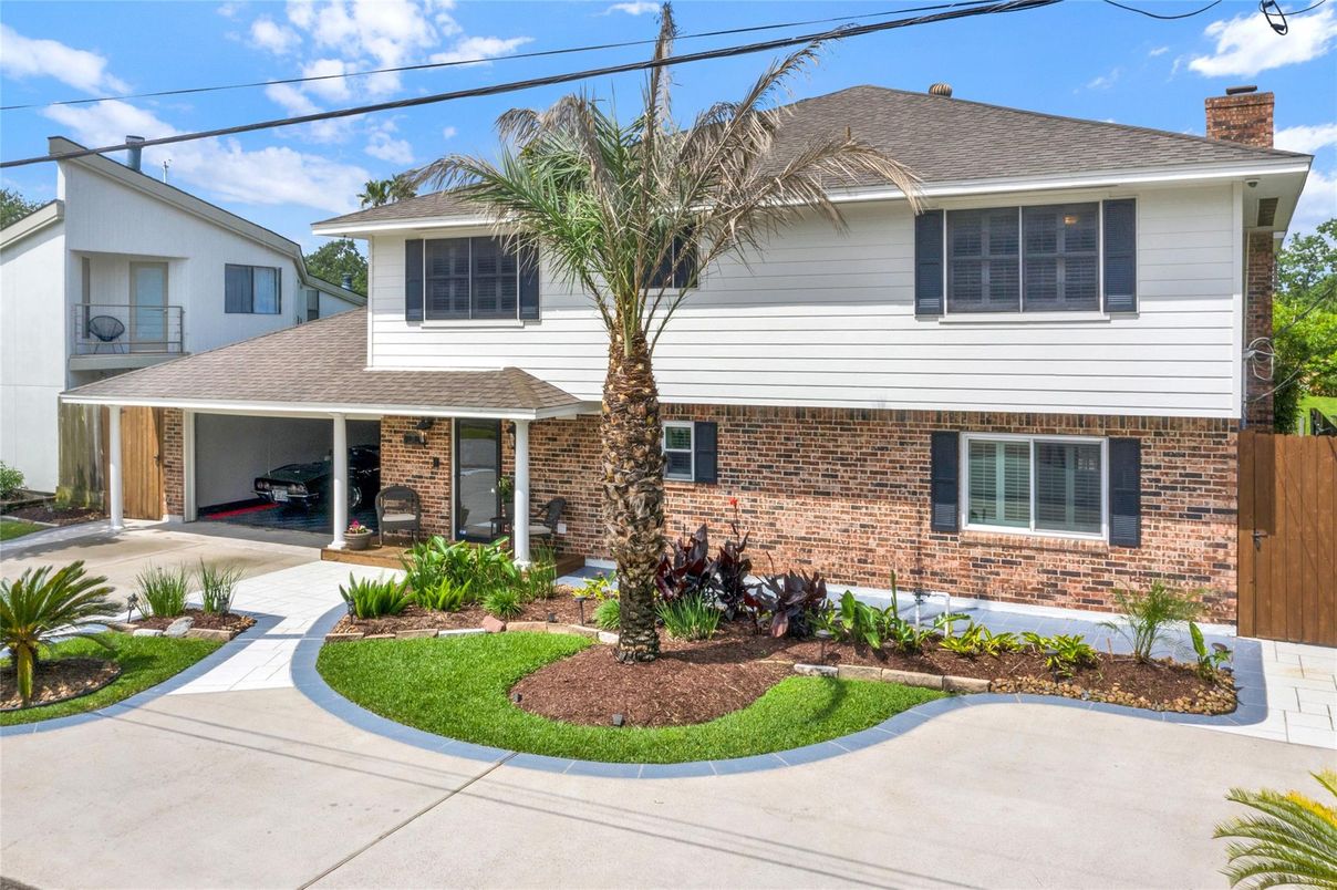 Attached, Exterior, Facade, Brick Facade, Split Level