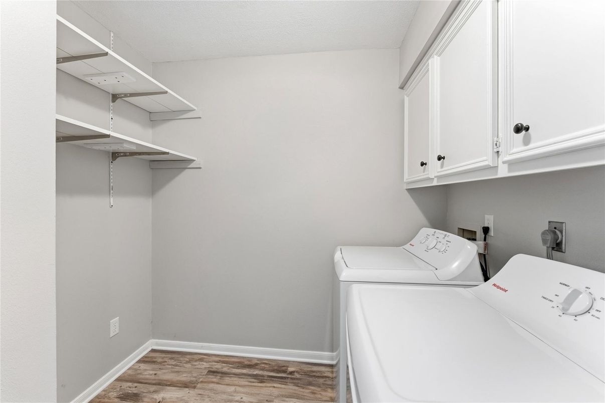 Interior, Washer, Wood Texture Flooring
