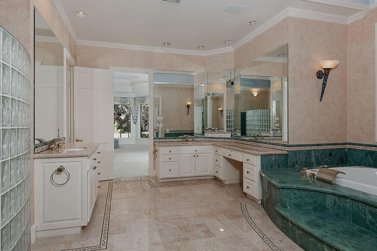 Bathroom, Dual Sink Vanities, Interior, Recessed Lighting