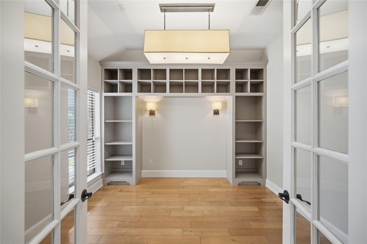 Interior, Walk-in Closets, Wood Texture Flooring