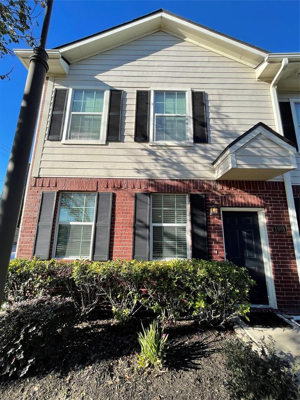 Exterior, Facade, Brick Facade, Queen Anne Victorian