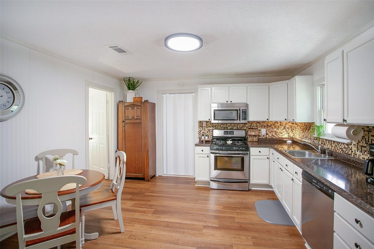 Dining room, Interior, Kitchen, Stainless Steel Appliances, Wood Texture Flooring