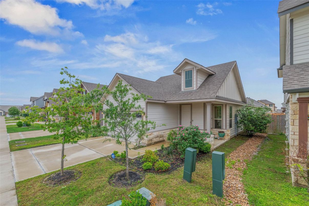 Attached, Exterior, Facade, Cape Cod