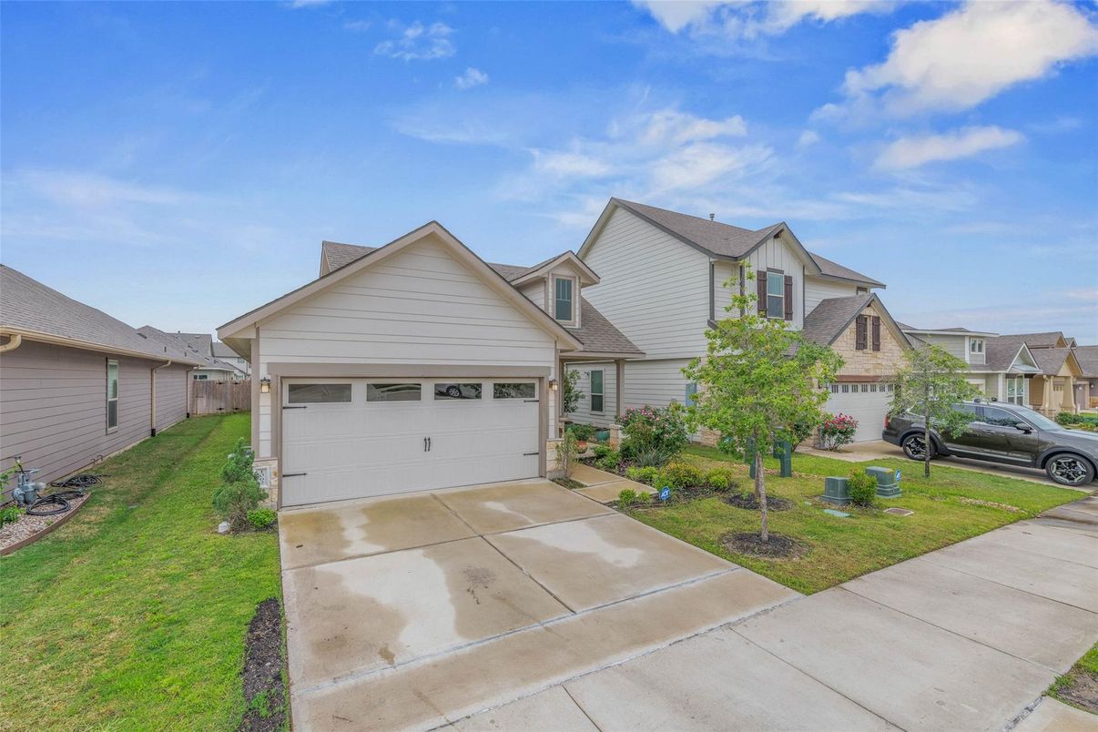 Attached, Exterior, Facade, Farmhouse