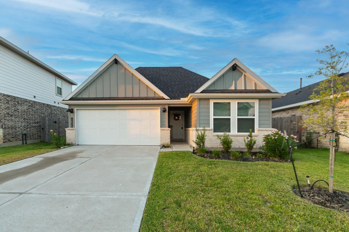 Attached, Exterior, Facade, Farmhouse