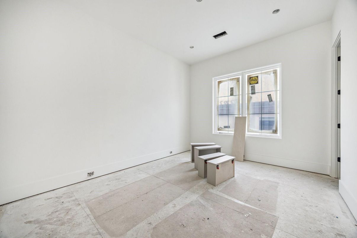 Empty room, Interior