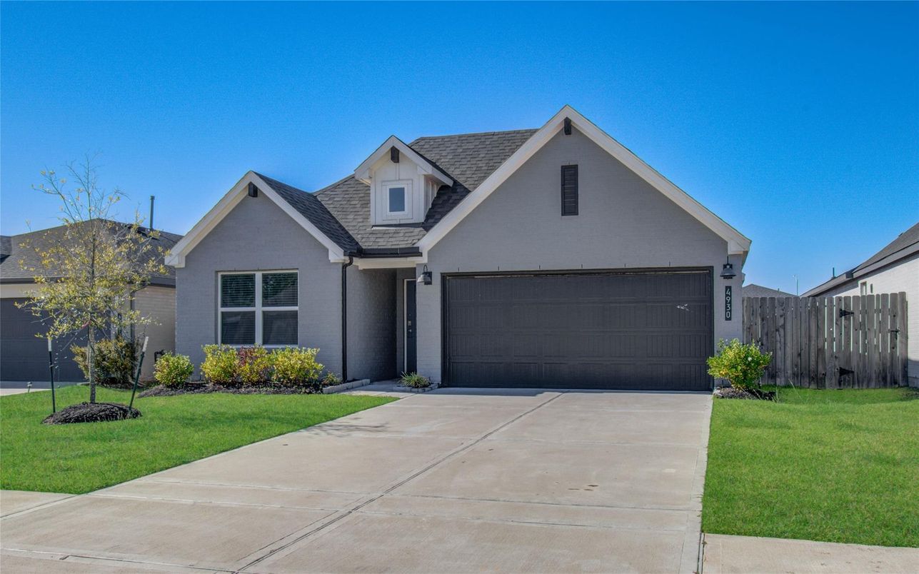 Attached, Exterior, Facade, American Craftsman