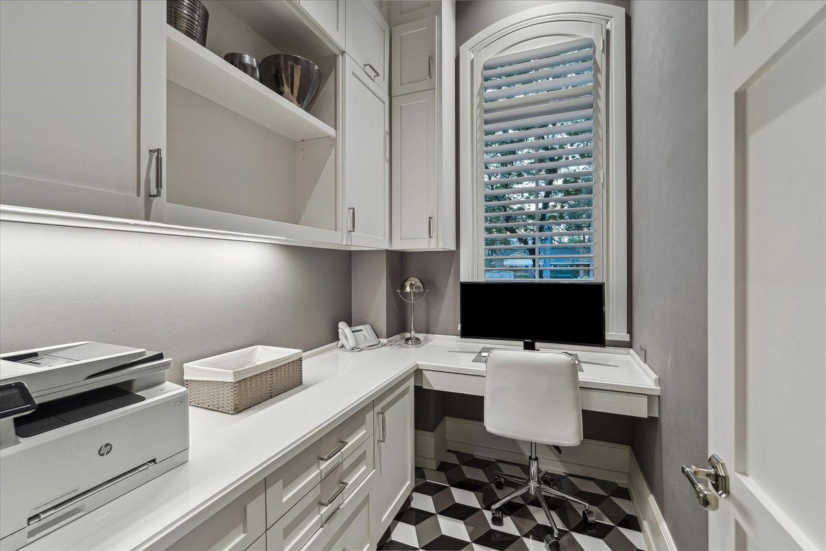 Home Office, Interior