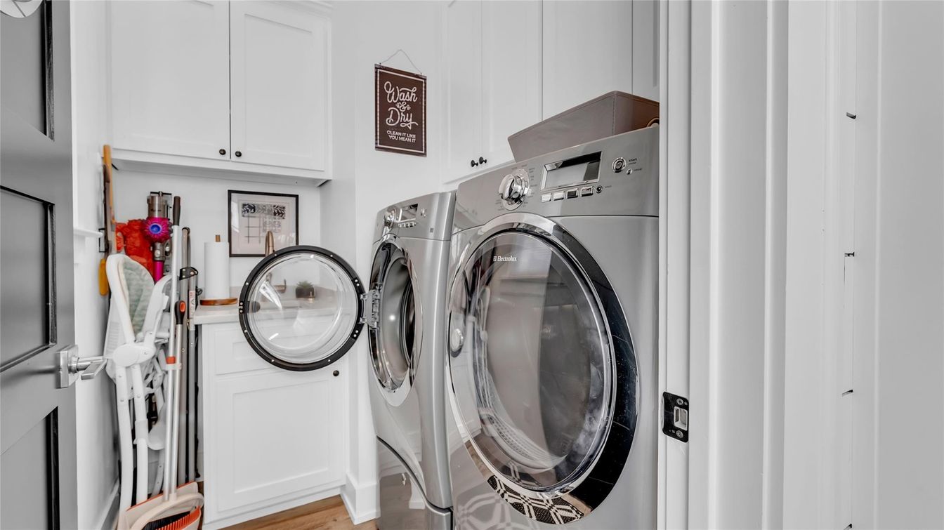 Interior, Washer, Wood Texture Flooring