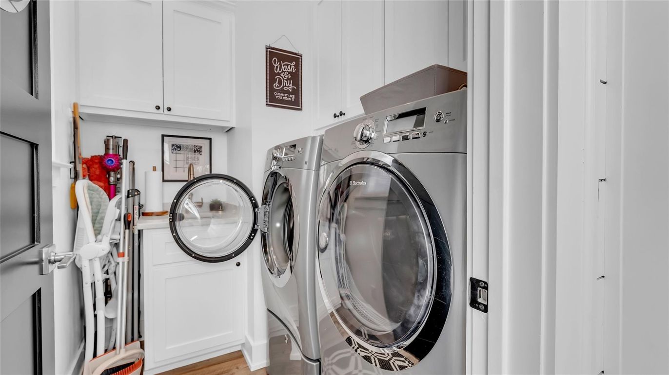 Interior, Washer, Wood Texture Flooring