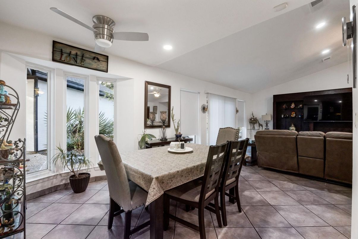 Dining room, Interior, Living room, Recessed Lighting