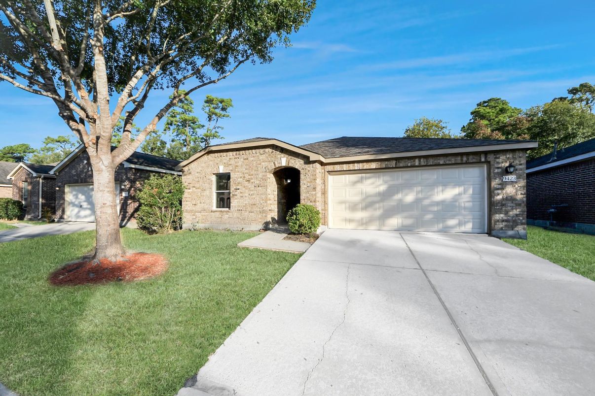 Attached, Backyard, Exterior, Facade, Brick Facade, Ranch