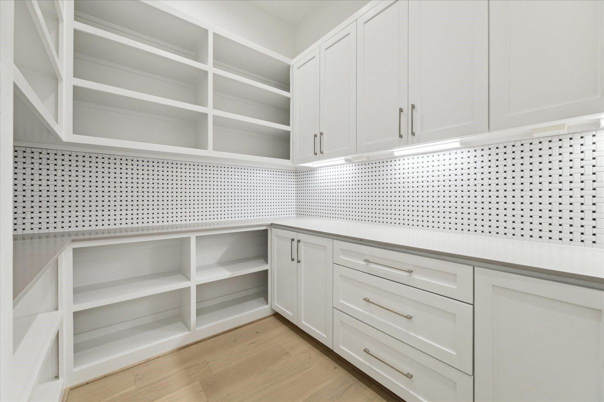 Interior, Walk-in Closets, Wood Texture Flooring