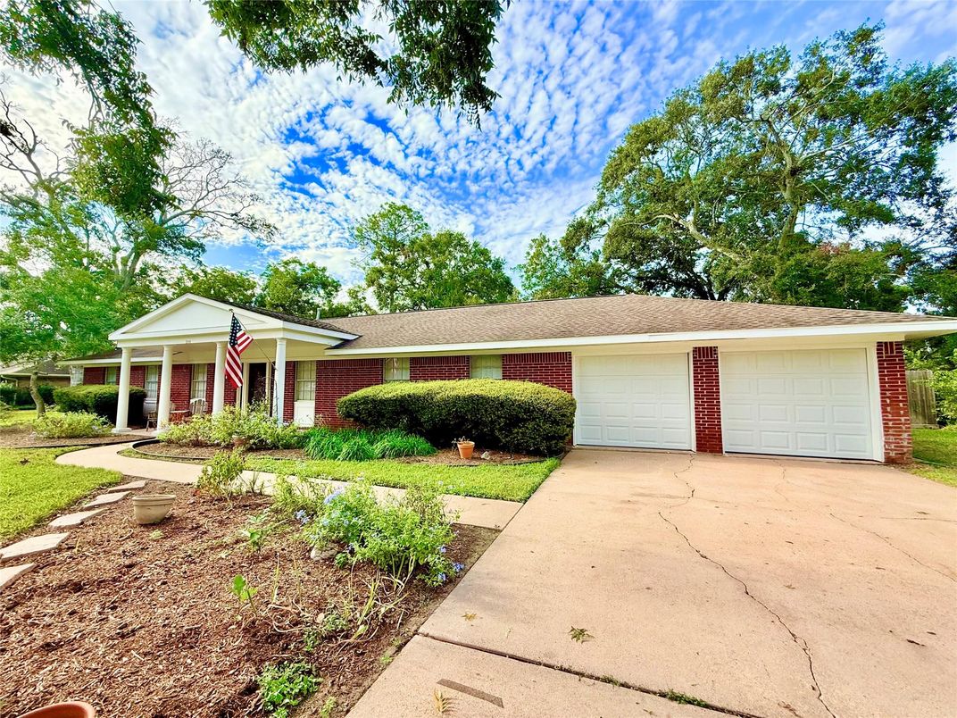 Backyard, Exterior, Facade, Brick Facade, Ranch