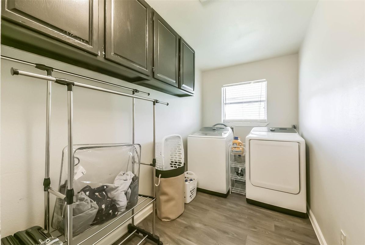 Interior, Washer, Wood Texture Flooring