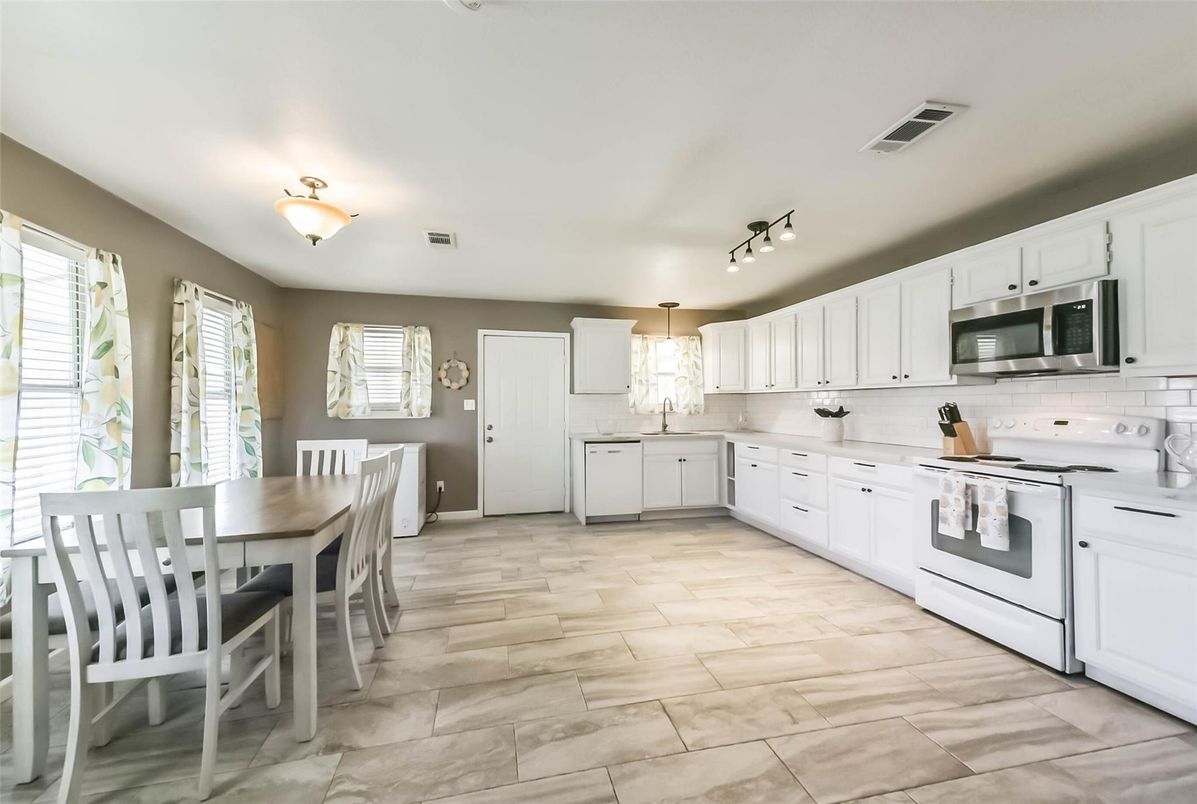 Chandelier, Dining room, Interior, Kitchen, Stainless Steel Appliances