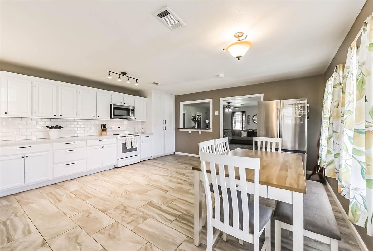 Dining room, Interior, Kitchen, Stainless Steel Appliances