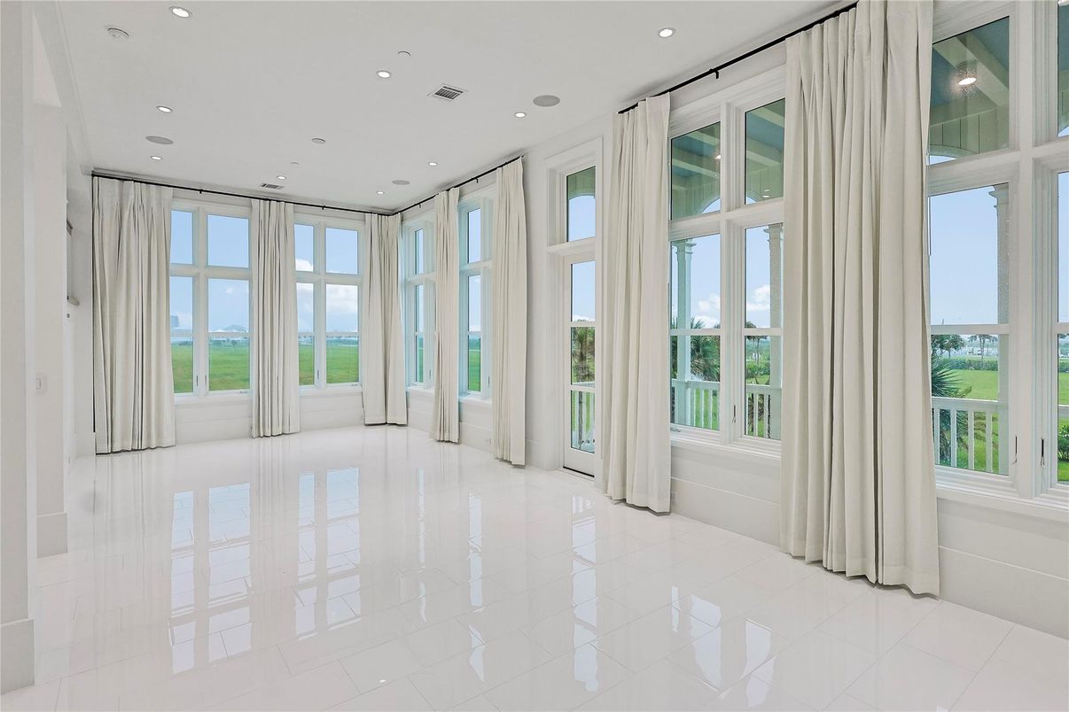 Empty room, Interior, Recessed Lighting, Water