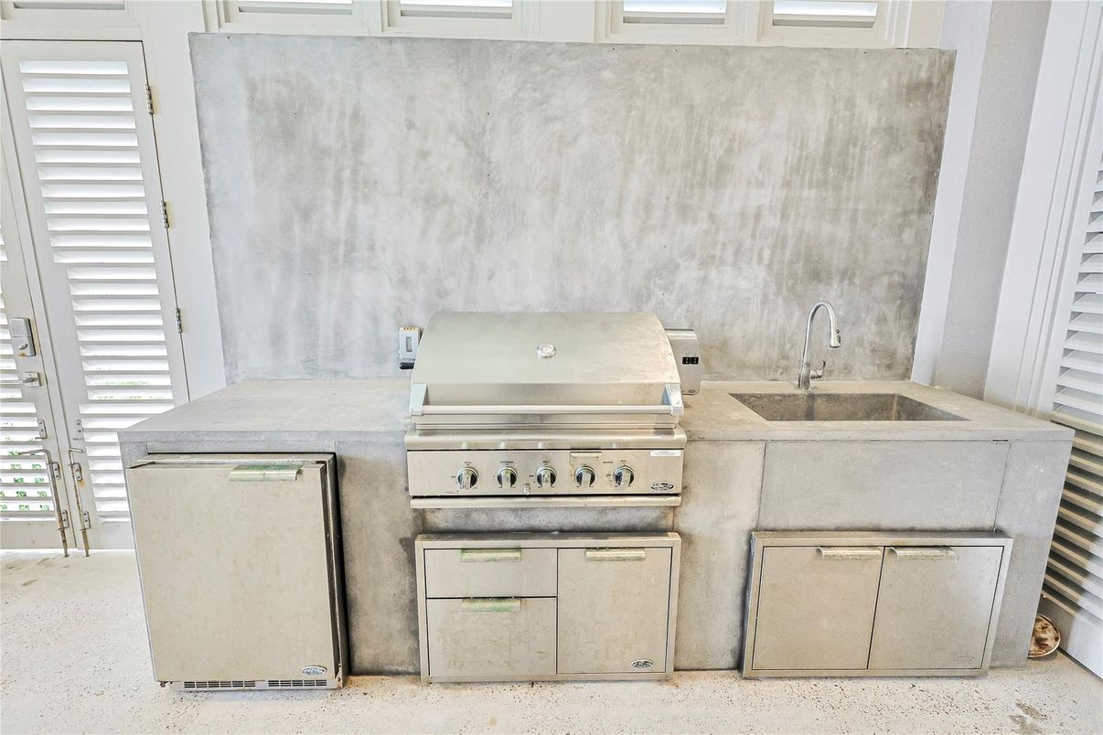 Exterior, Outdoor Kitchen