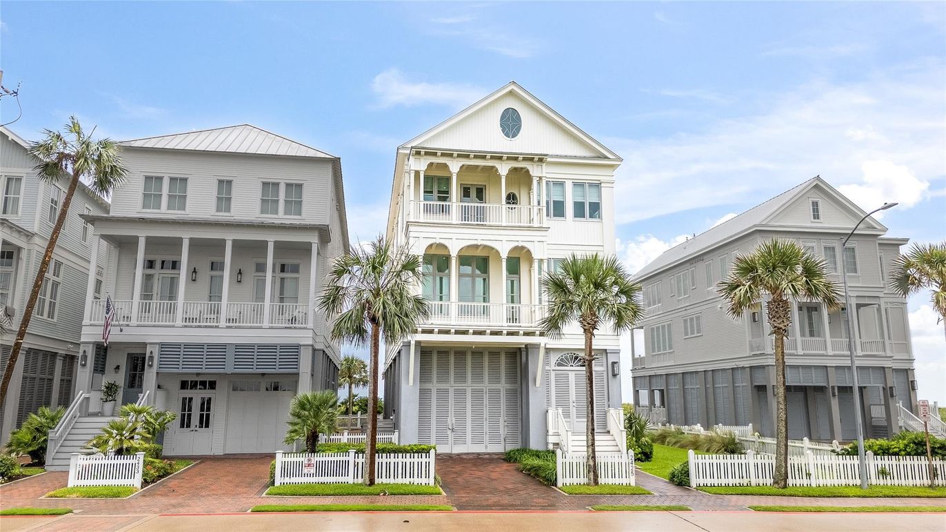 Exterior, Facade, Farmhouse