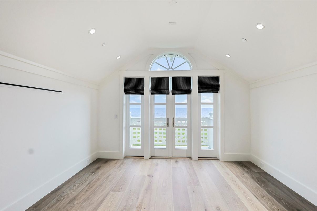 Empty room, Interior, Recessed Lighting, Water, Wood Texture Flooring