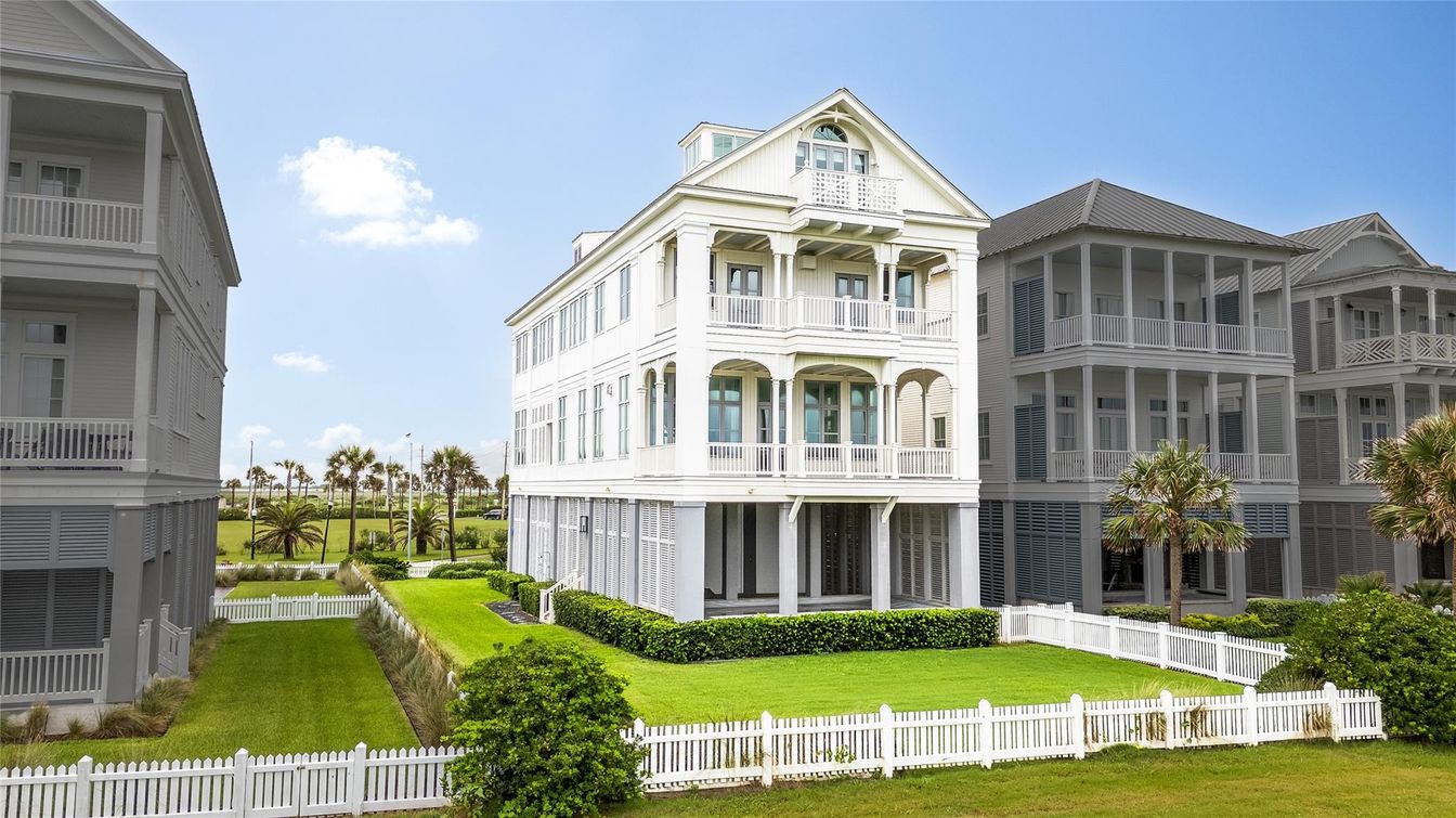 Backyard, Exterior, Facade, Queen Anne Victorian