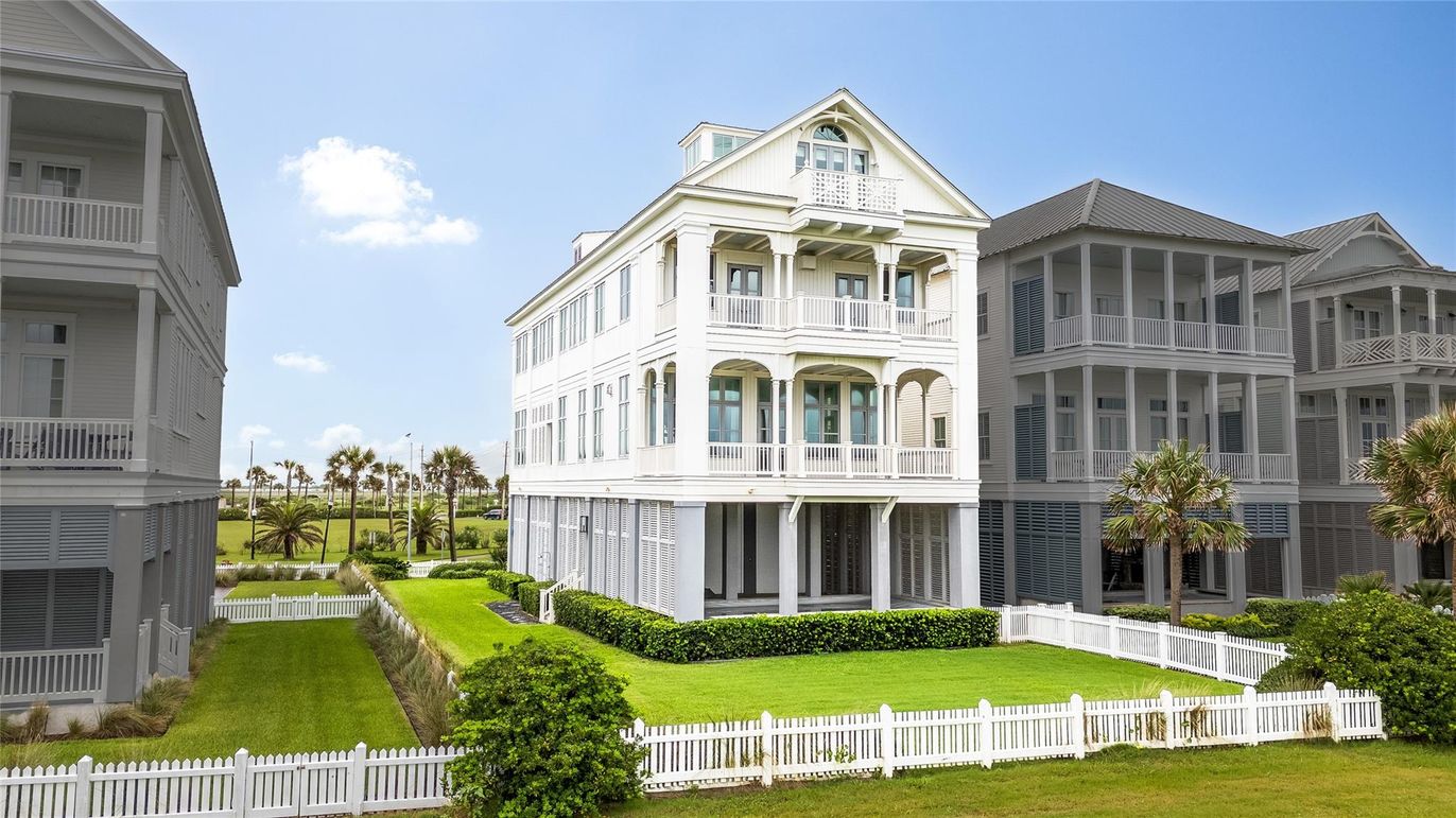 Backyard, Exterior, Facade, Queen Anne Victorian