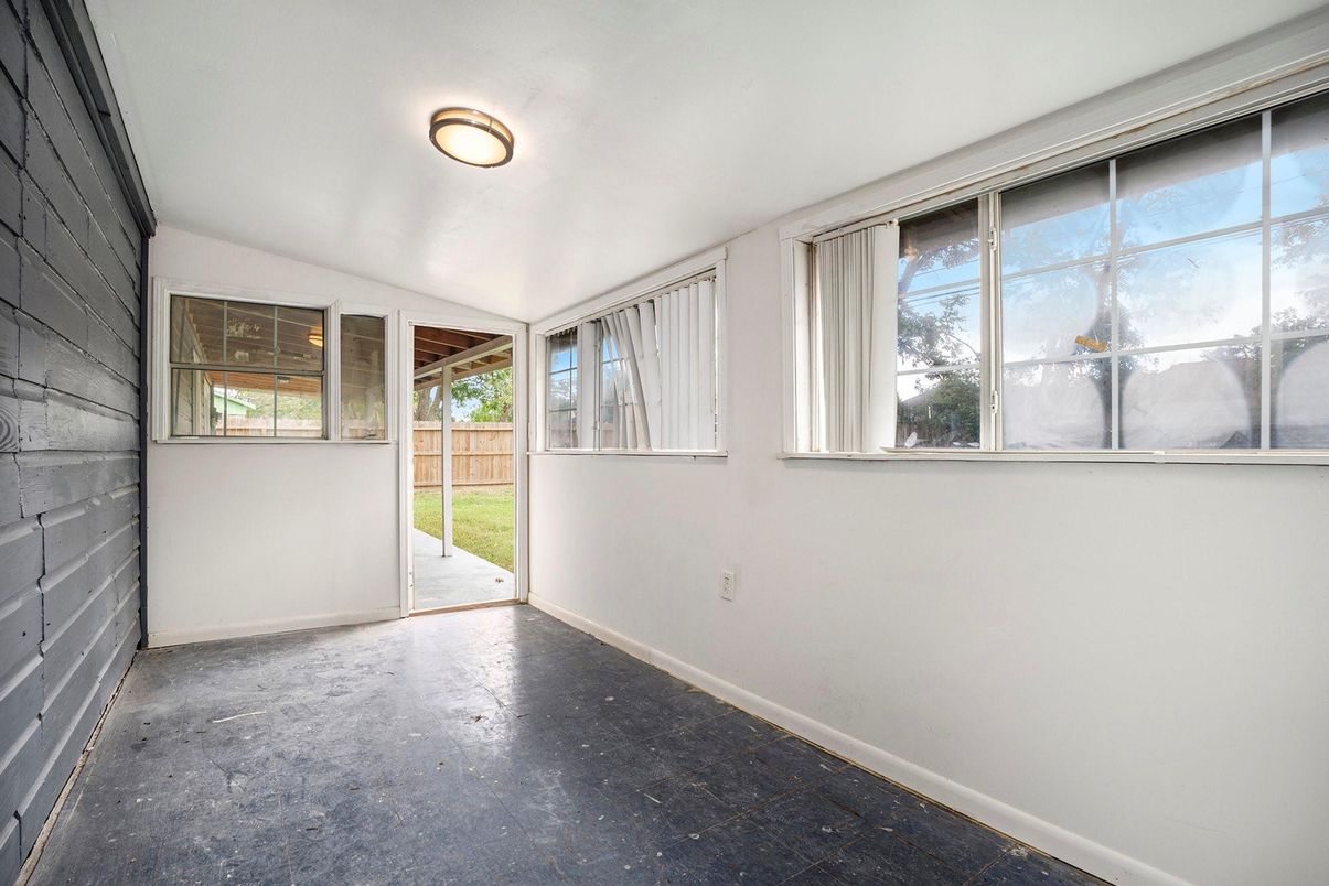 Empty room, Interior