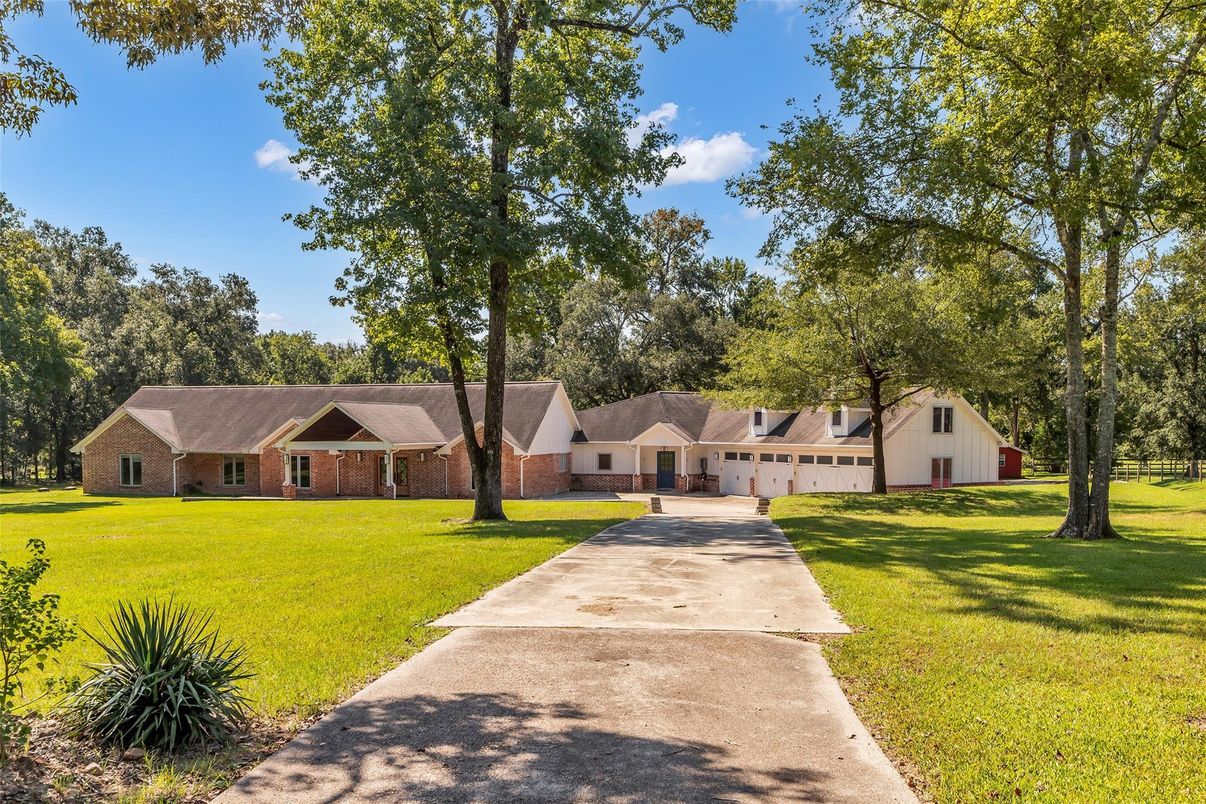 Backyard, Exterior, Facade, Brick Facade, Ranch