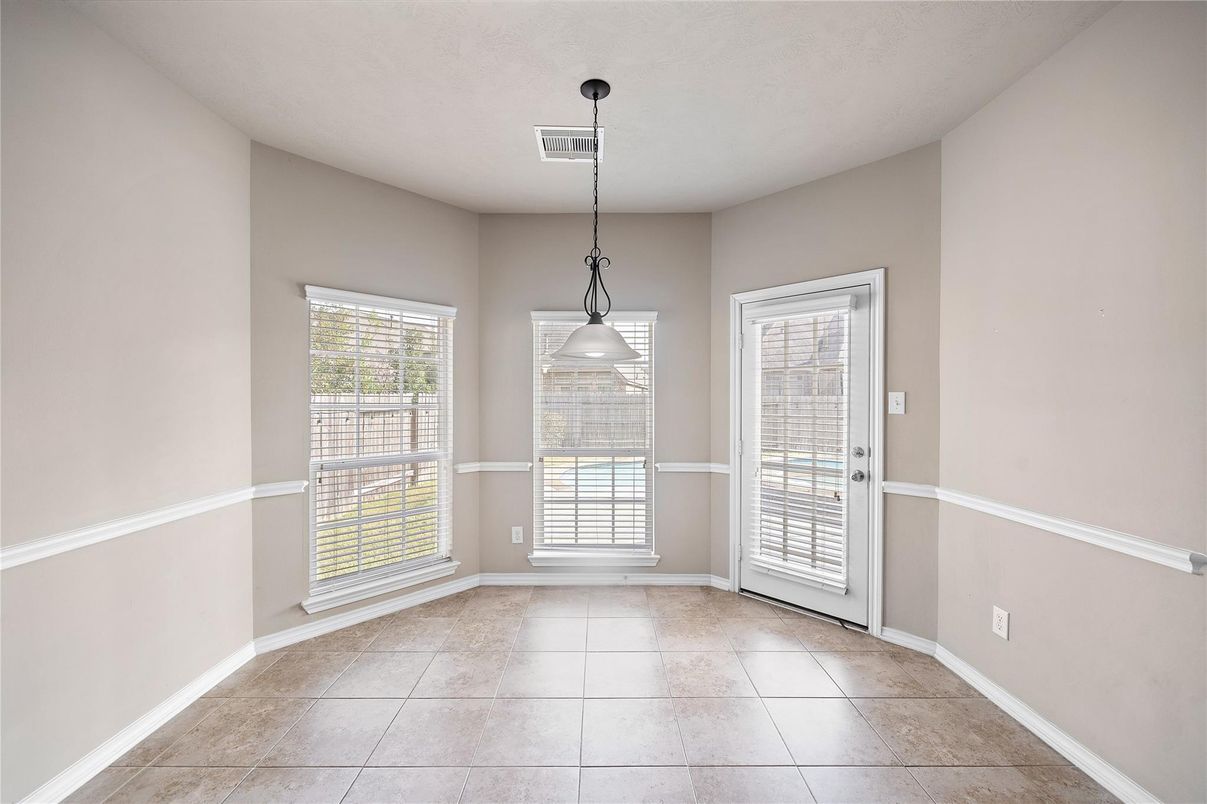 Empty room, Interior, Pendant Lights