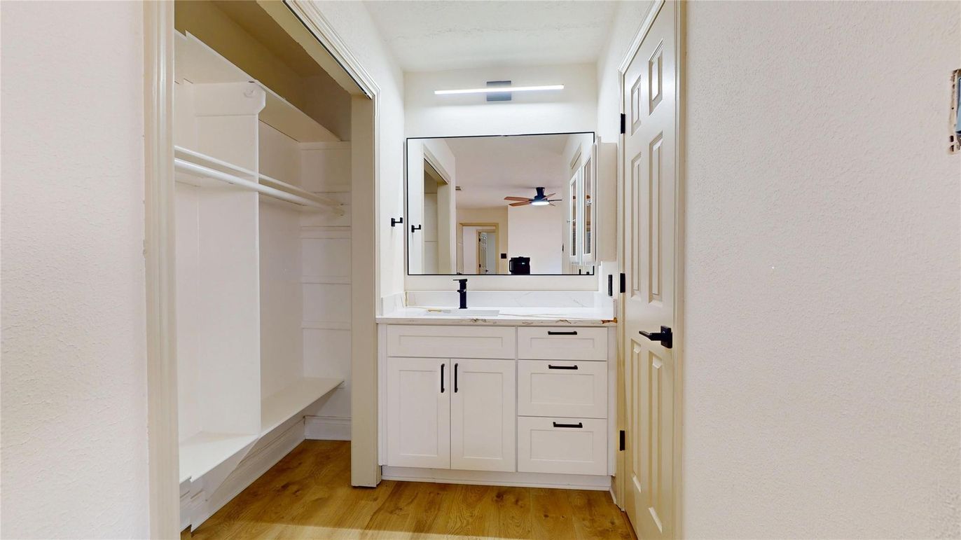 Bathroom, Interior, Walk-in Closets, Wood Texture Flooring