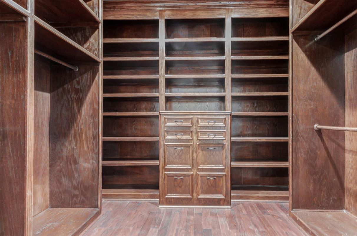 Interior, Walk-in Closets, Wood Texture Flooring