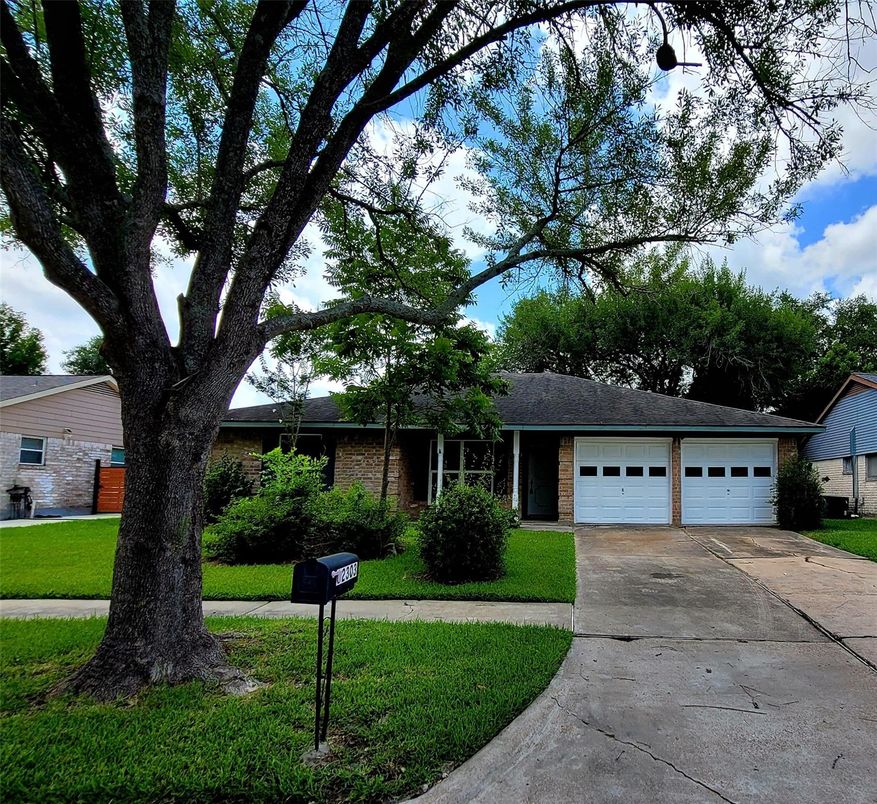 Attached, Exterior, Facade, Ranch