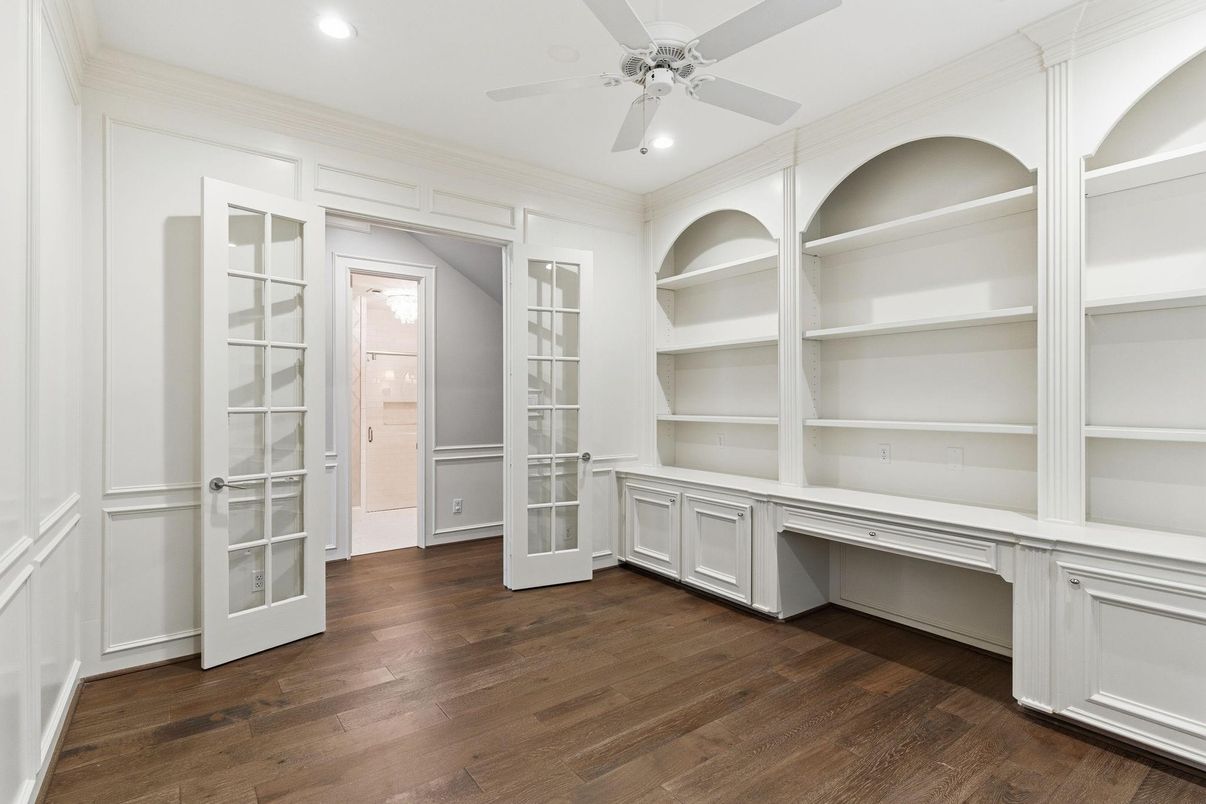 Interior, Recessed Lighting, Walk-in Closets, Wood Texture Flooring
