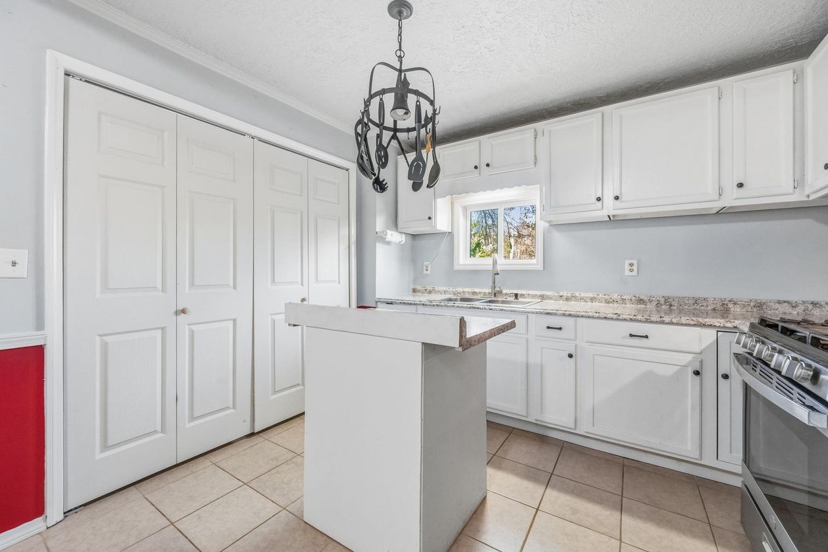 Chandelier, Interior, Kitchen