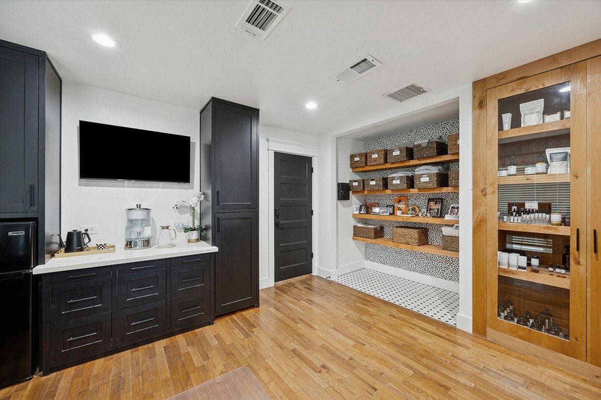 Interior, Recessed Lighting, Wood Texture Flooring