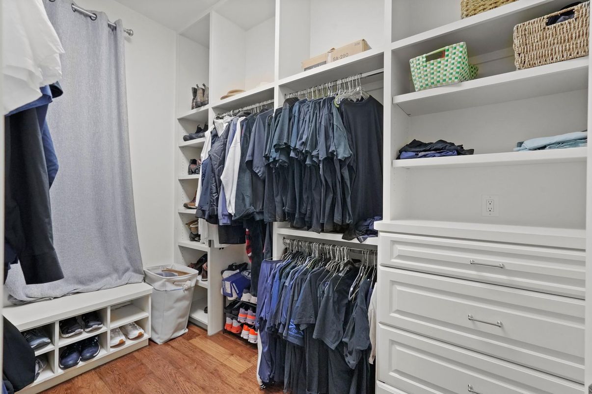 Interior, Walk-in Closets, Wood Texture Flooring
