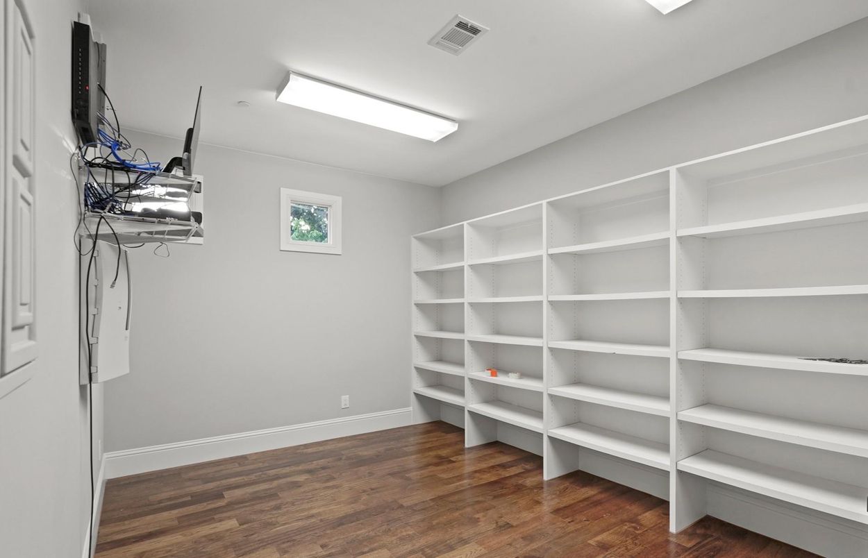 Interior, Walk-in Closets, Wood Texture Flooring